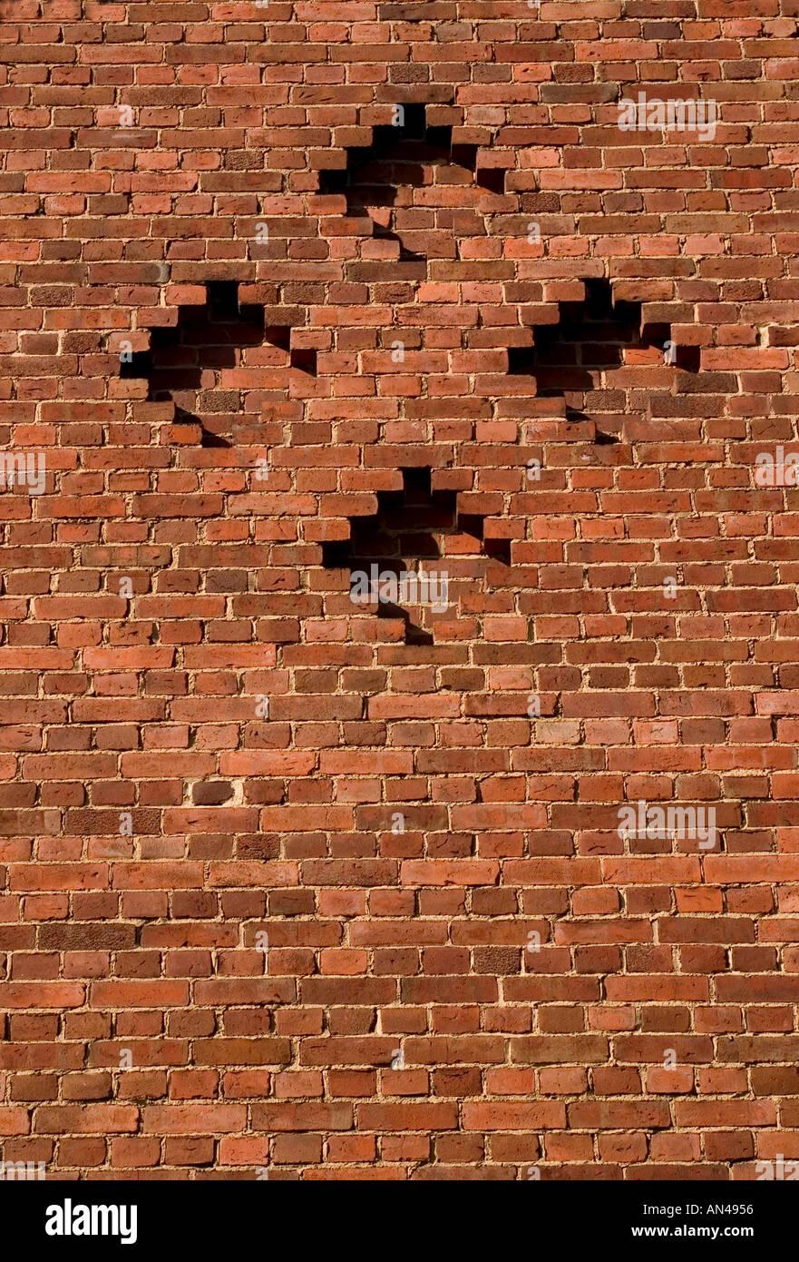 Eingebettete Figur auf roter Ziegelwand, Finnland Stockfoto