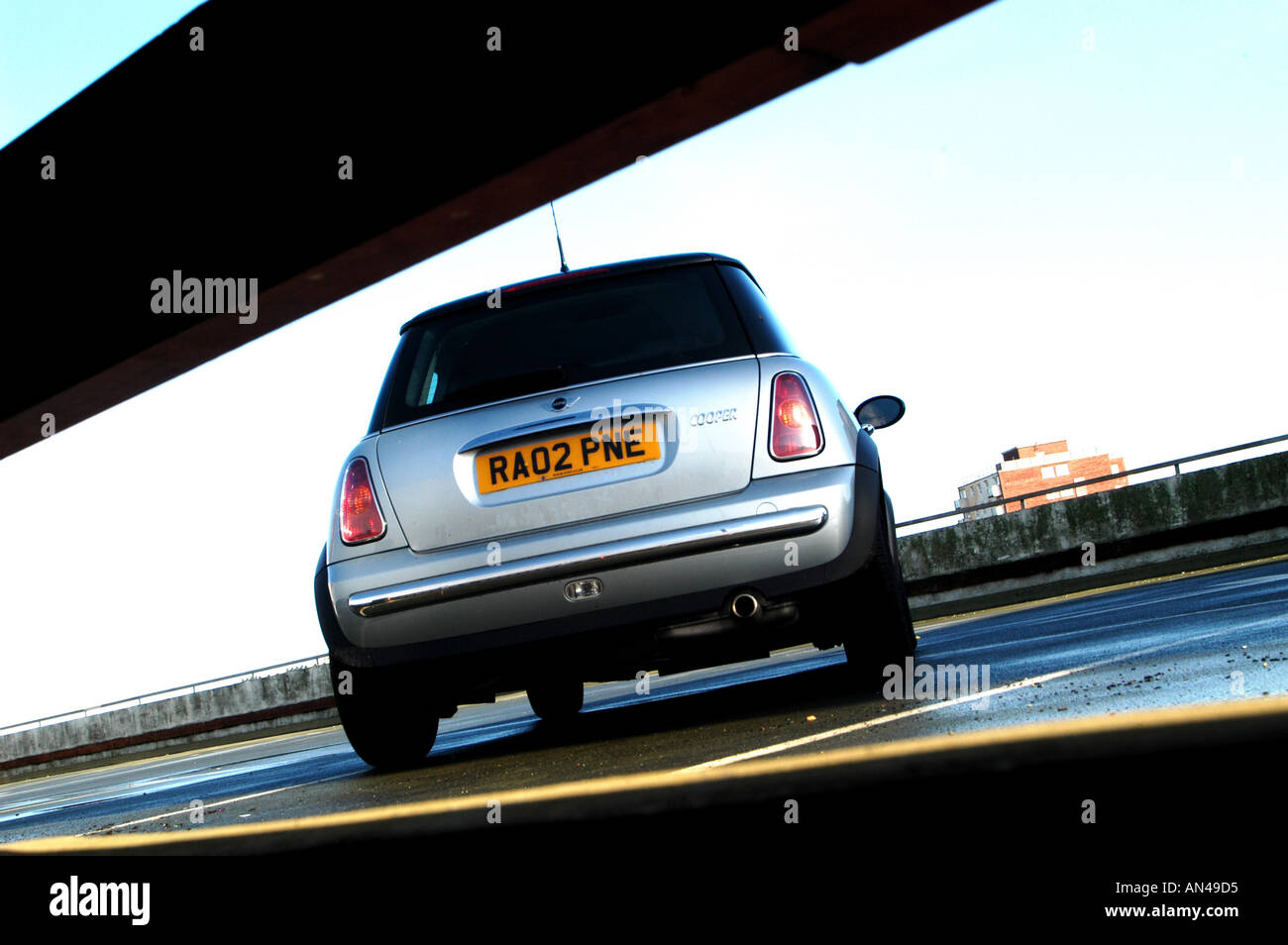 Mini Cooper 2002 in Silber auf einem Parkplatz in Großbritannien fotografiert Stockfoto