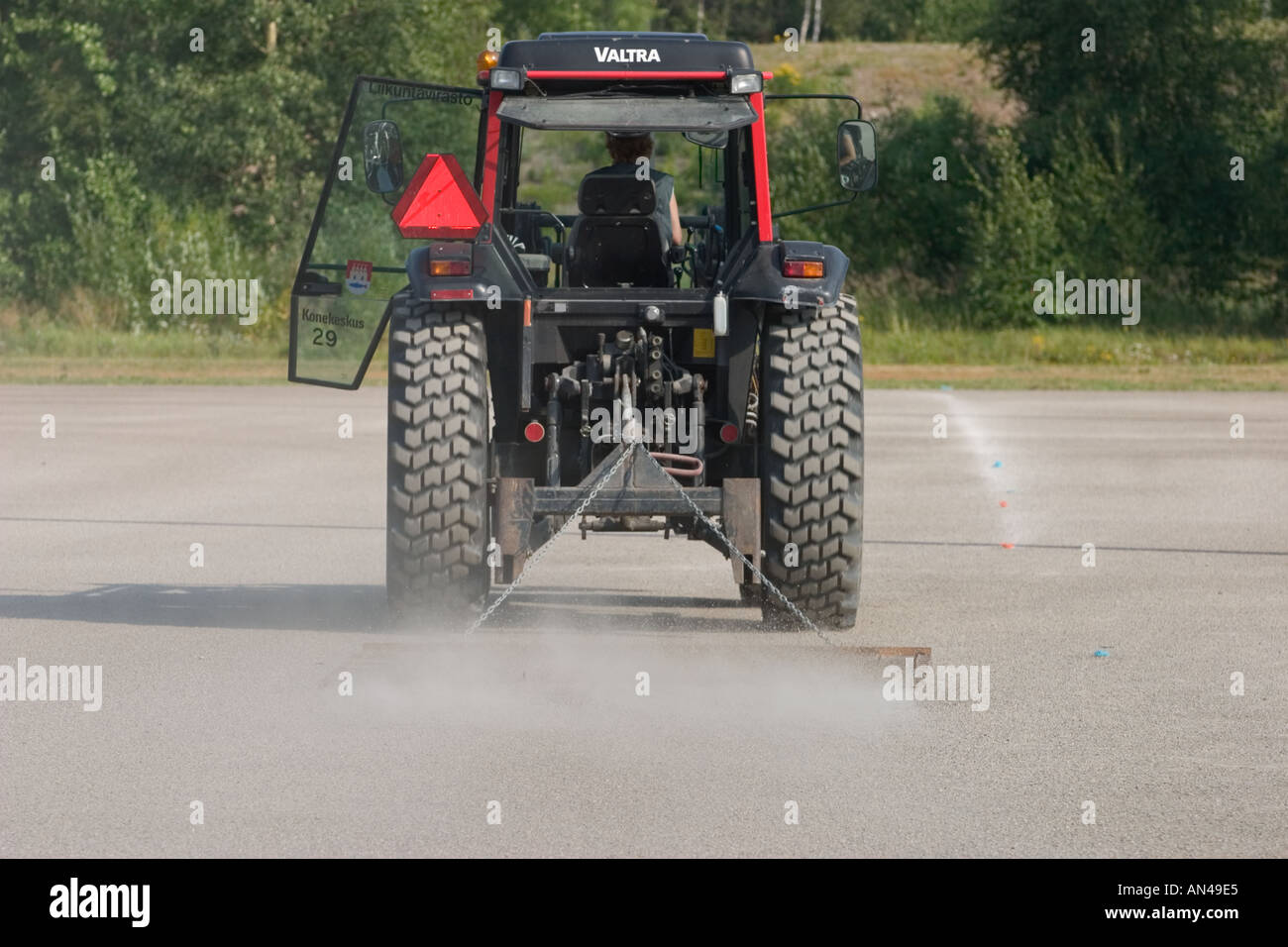 Valmet Valtra Traktor Glättung der Oberfläche eines sand Fußballplatz, Finnland Stockfoto