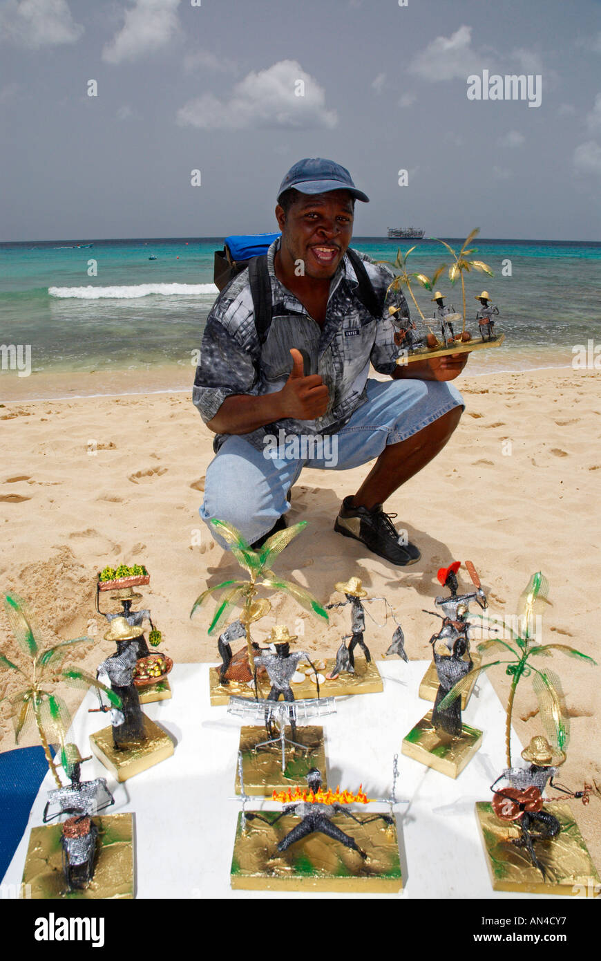 Bajan Mann verkauft handgemachte waren am Strand Westküste Barbados WI Stockfoto