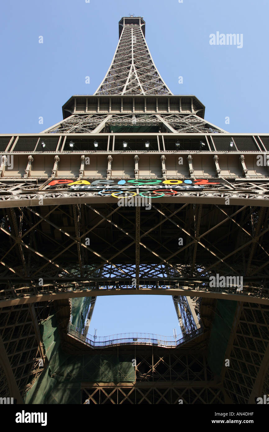 Eine Gesamtansicht des Eiffelturms abgebildet in der Stadt Paris in Frankreich. Es wird hier von unten nach oben gesehen. Stockfoto