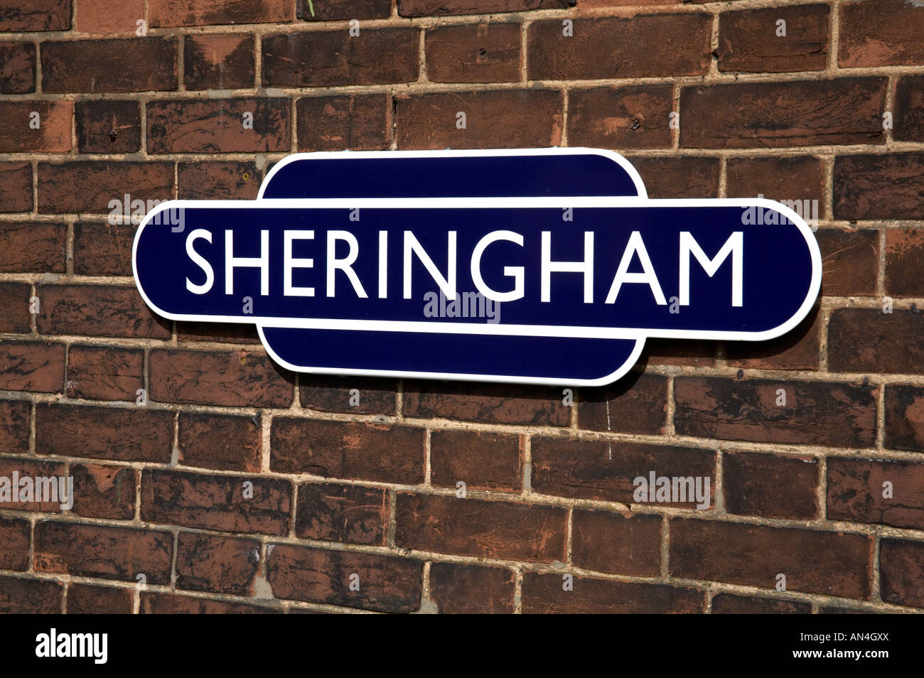 Sherringham "Poppy Line" Bahnhof anmelden Ziegelmauer Stockfoto