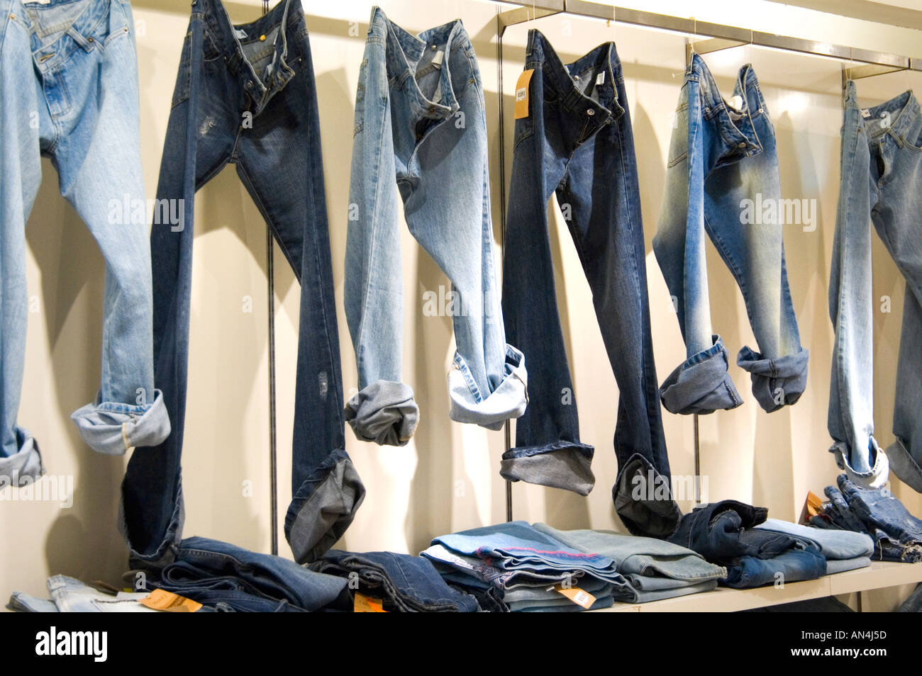 Jeans zum Verkauf in Sefra Kaufhaus Barcelona Spanien Stockfoto