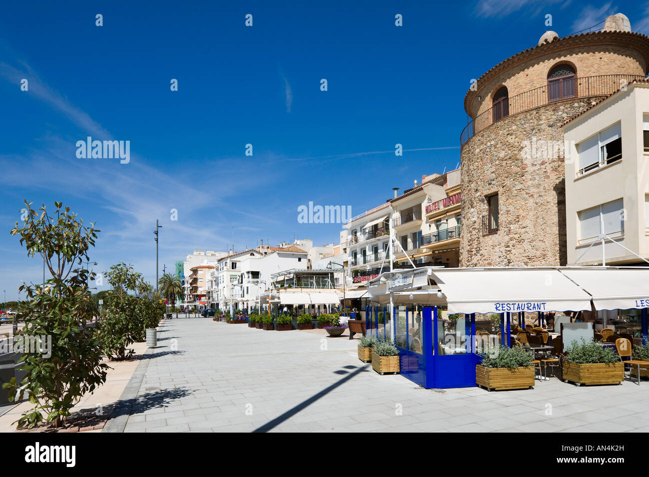 Torre de Los Moros und Restaurant/Café, Cambrils, in der Nähe von Salou, Costa Dorada, Spanien Stockfoto