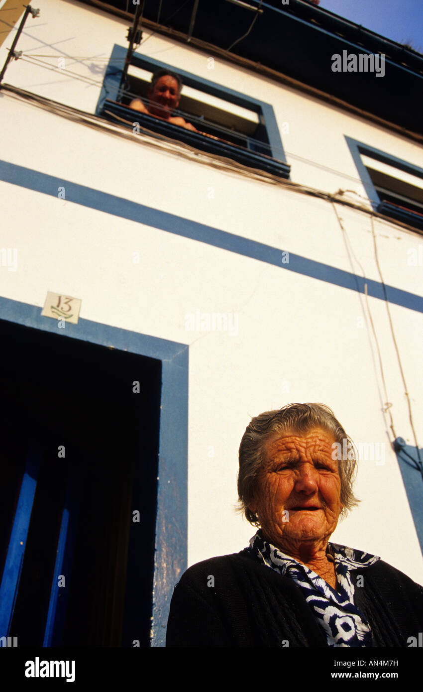 Alte Frau in Cudillero Asturien TRANSCANTABRIAN Zug durch den Norden Spaniens Stockfoto