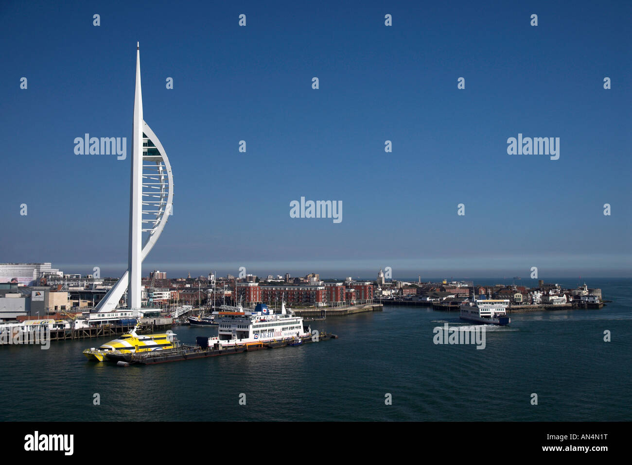 Spinnaker Tower Gunwharf Quays Isle Of Wight Fähre in Portsmouth Hampshire England UK Stockfoto