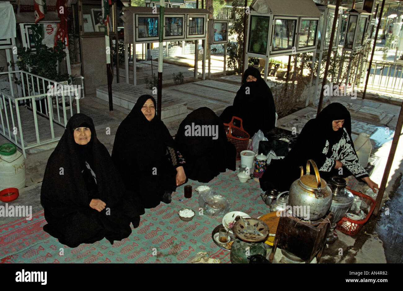 Muslimische Frauen bei einem kleinen treffen auf einem Friedhof in Teheran-Iran Stockfoto