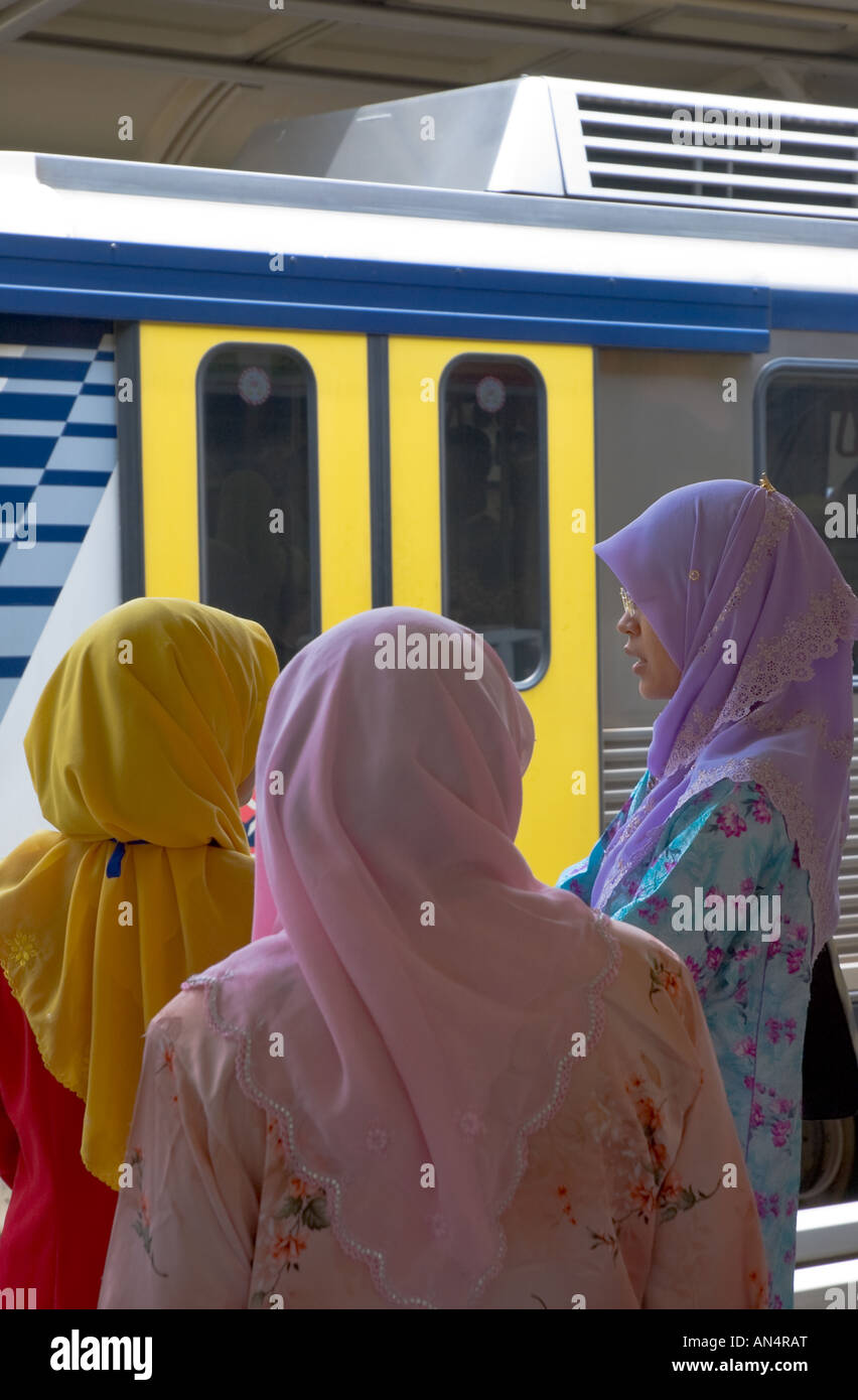 Bunte islamischen PendlerInnen. Kuala Lumpur, Malaysia Stockfoto