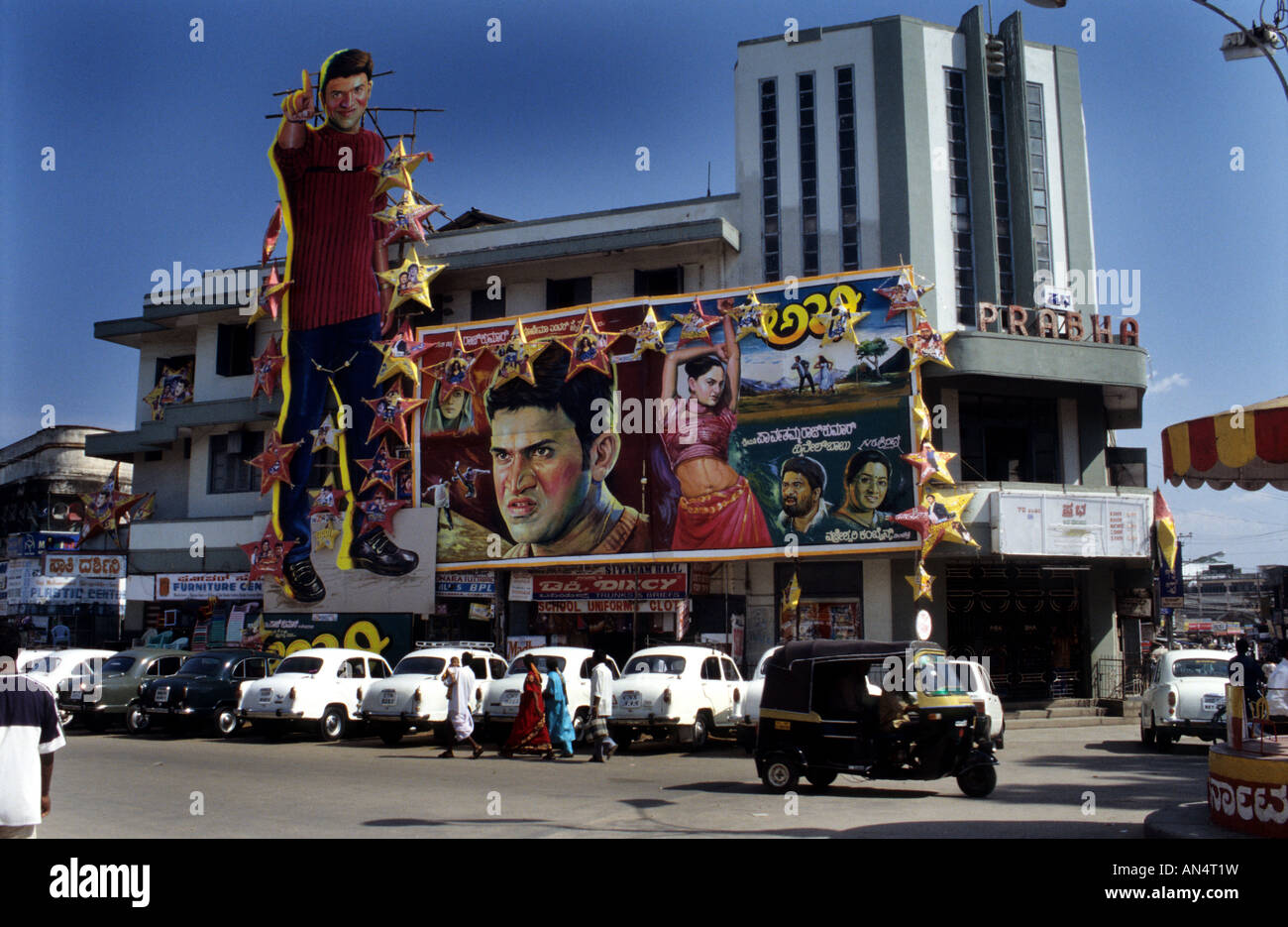 Eine große Plakatwand werben lokalen Film im Zentrum von Bangalore Indien Stockfoto