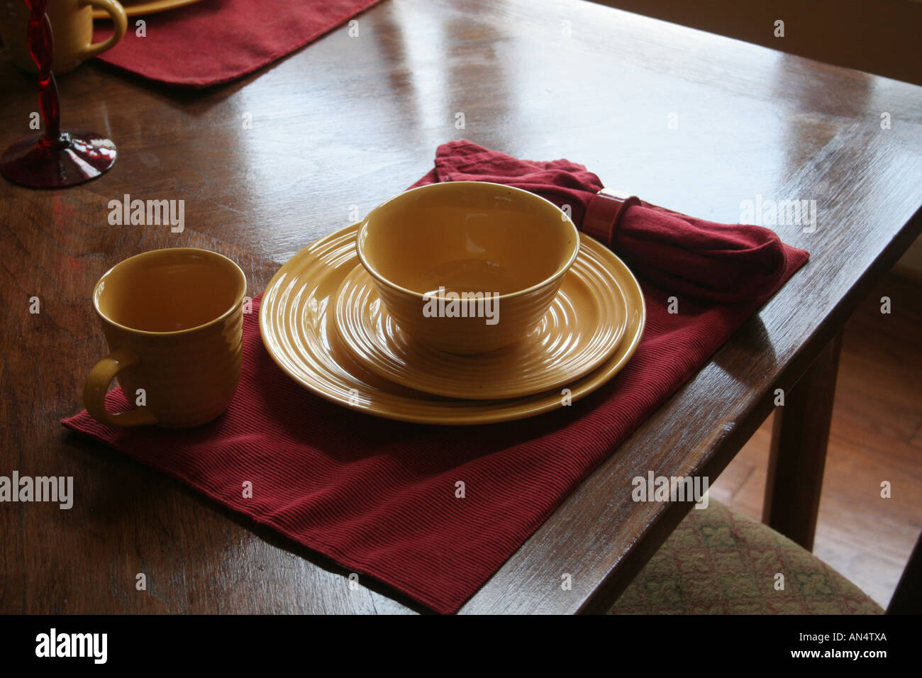Tischdekoration mit roten Tischset und Senf Collor China statt. Stockfoto