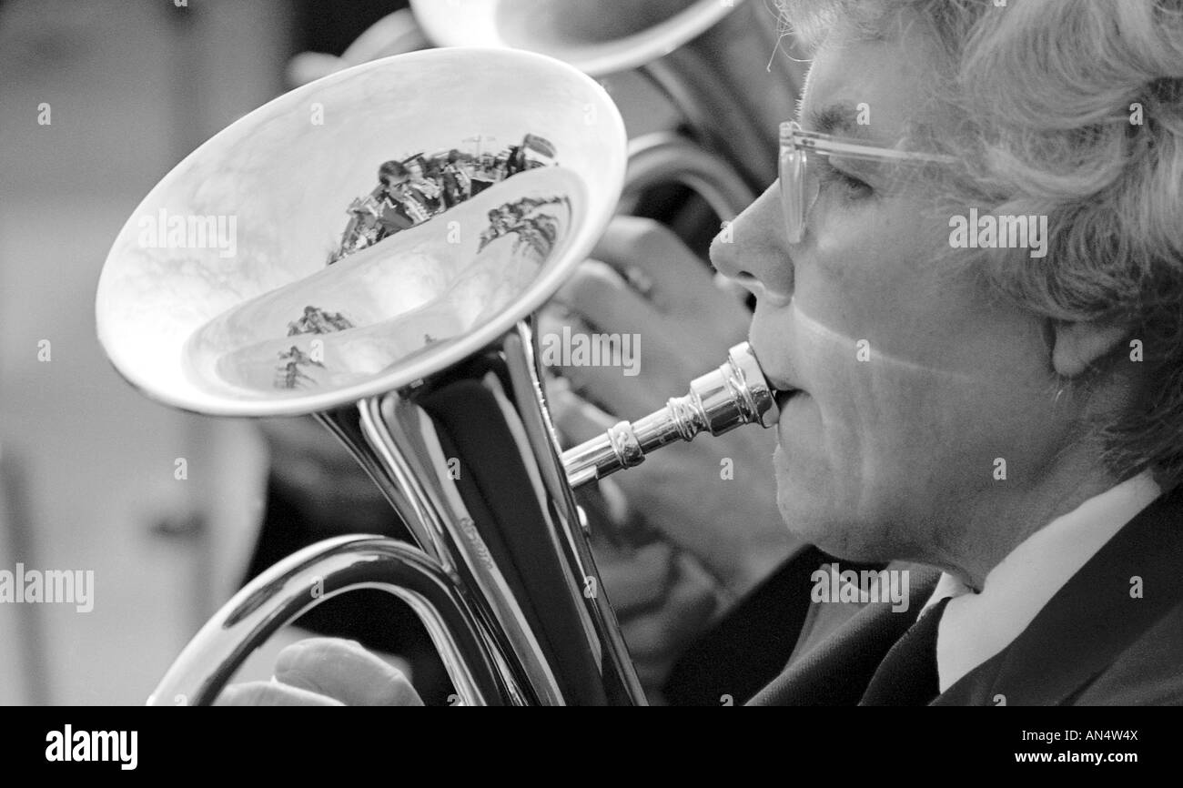 Lady spielt Trompete in Brass Band in der Nähe. Stockfoto