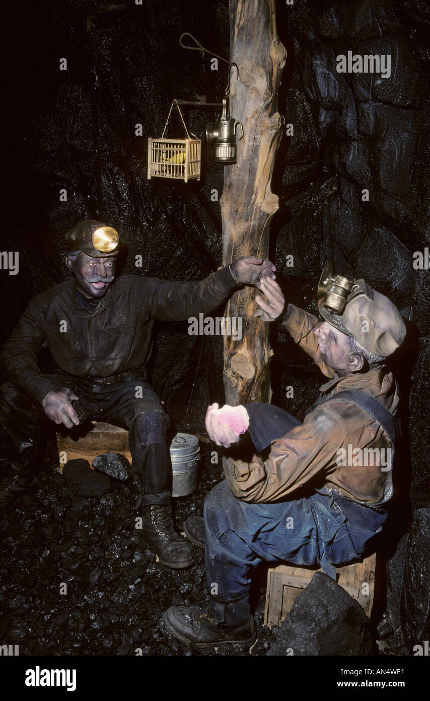 Bergbauausstellung mit Männern und kanarienvogel, National Mining Hall of Fame and Museum, Leadville, Colorado, USA Stockfoto