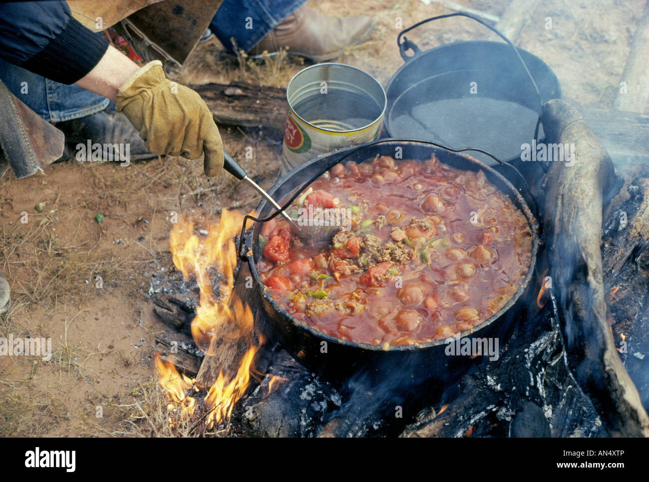 USA-MONTANA-Cowboys auf einem Viehtrieb in eastern Montana Kochen über dem Lagerfeuer einen sprudelnden Chili-Eintopf Stockfoto