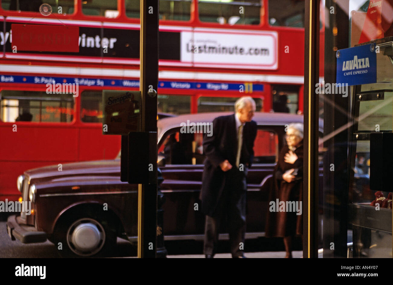 Eine Straßenszene mit dem legendären London-Bus im Hintergrund Stockfoto