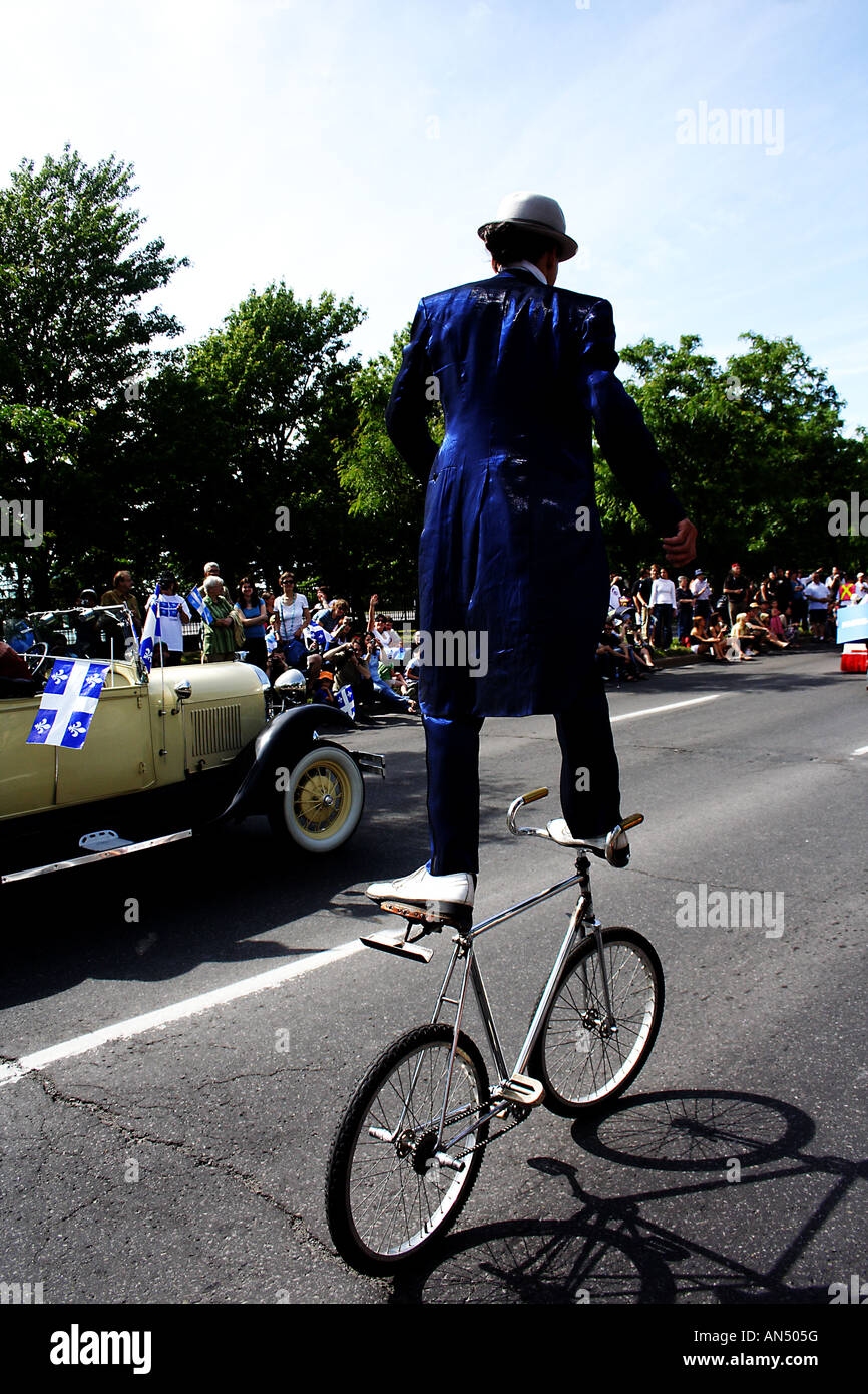 Clown Stehend Auf Sitz Und Handle Bars Von Fahrrad Stockfotografie Alamy