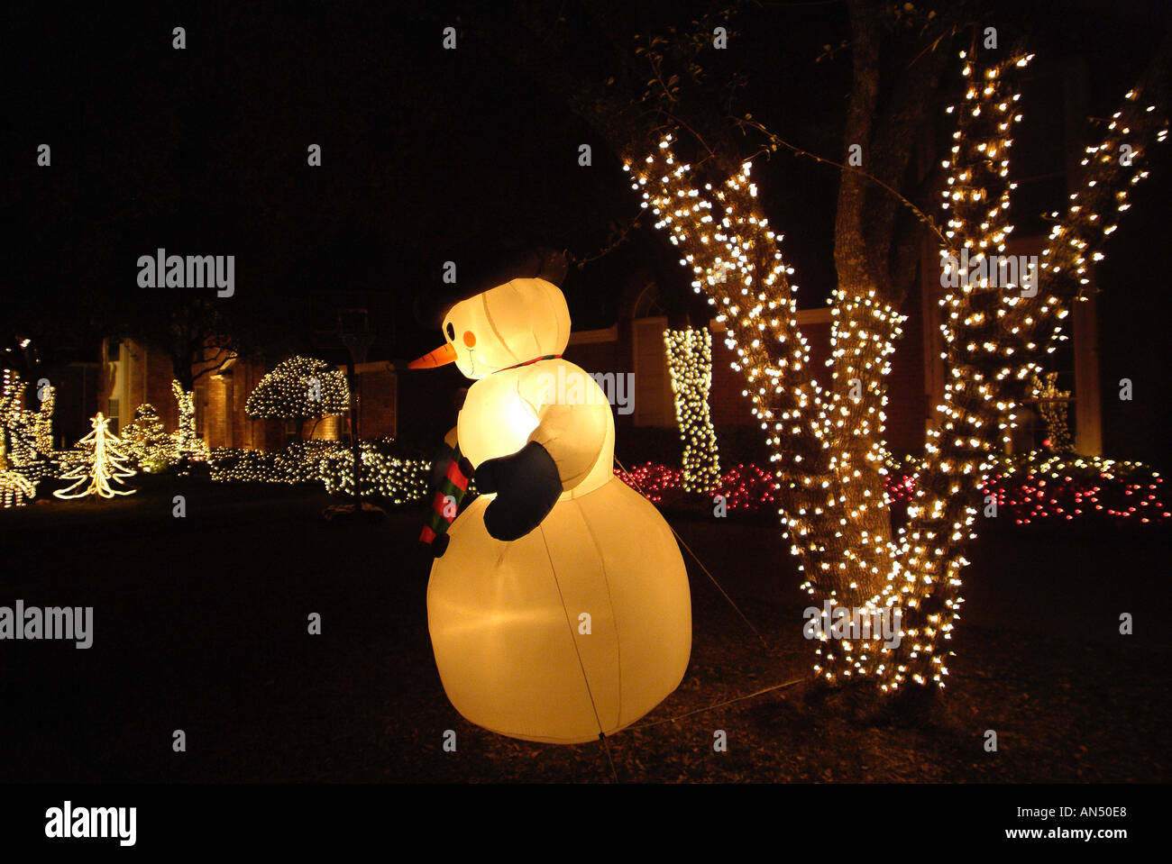 Beleuchtete Schneemann in einem Hof in Plano, Texas Stockfoto