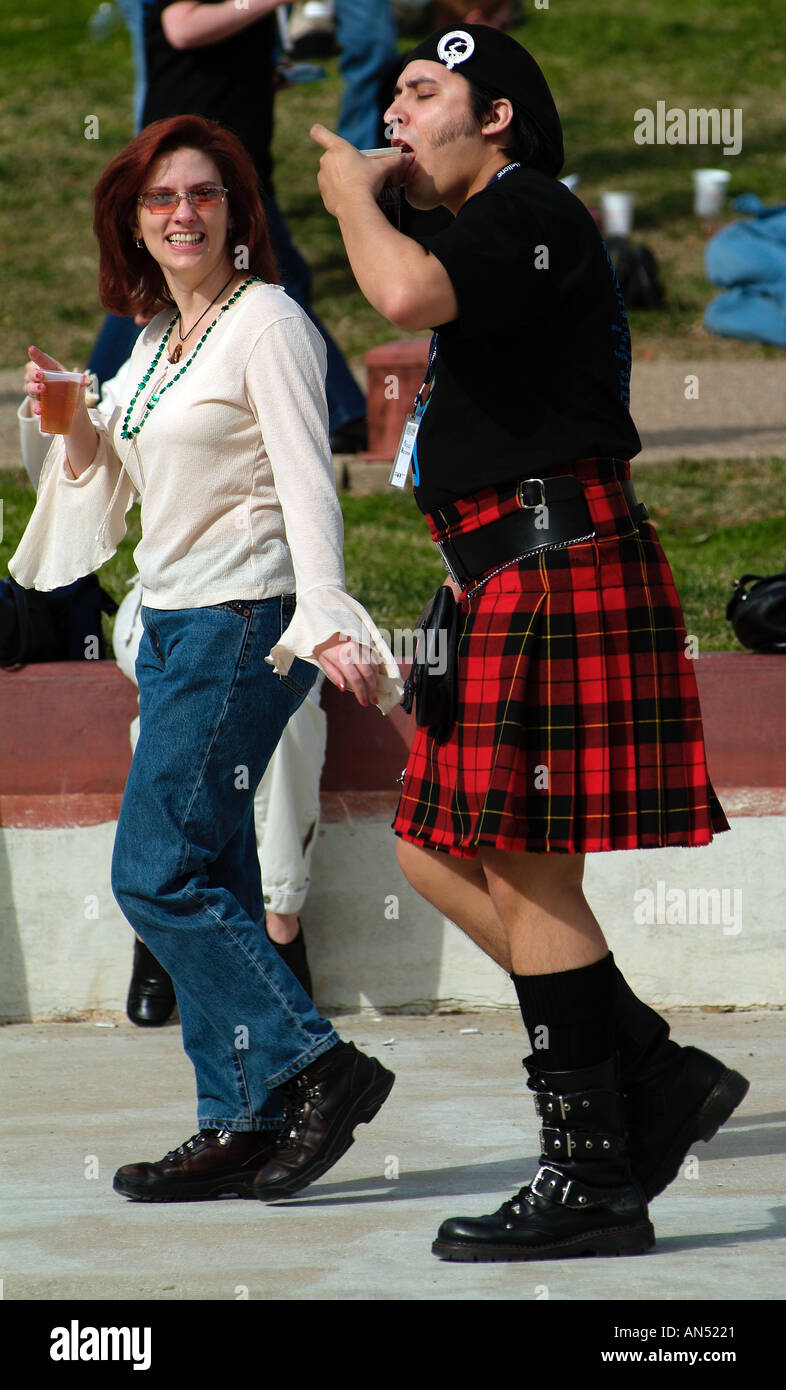 Mann trägt einen Kilt und zu Fuß auf der Straße Stockfoto