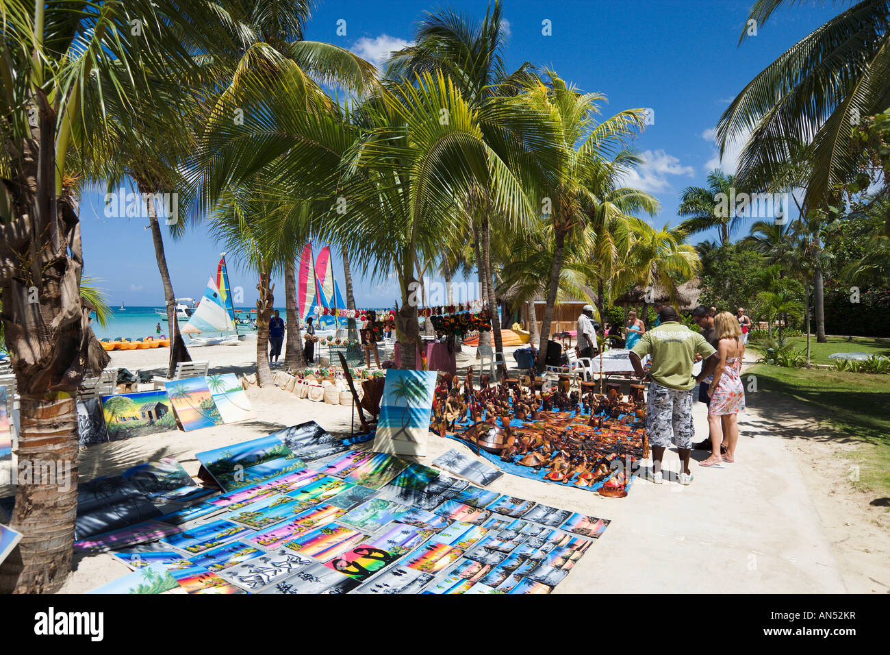 Einheimischen verkaufen Gemälde und Schnitzereien im Couples Swept Away Resort, Seven Mile Beach, Long Bay, Negril, Jamaika, Karibik Stockfoto