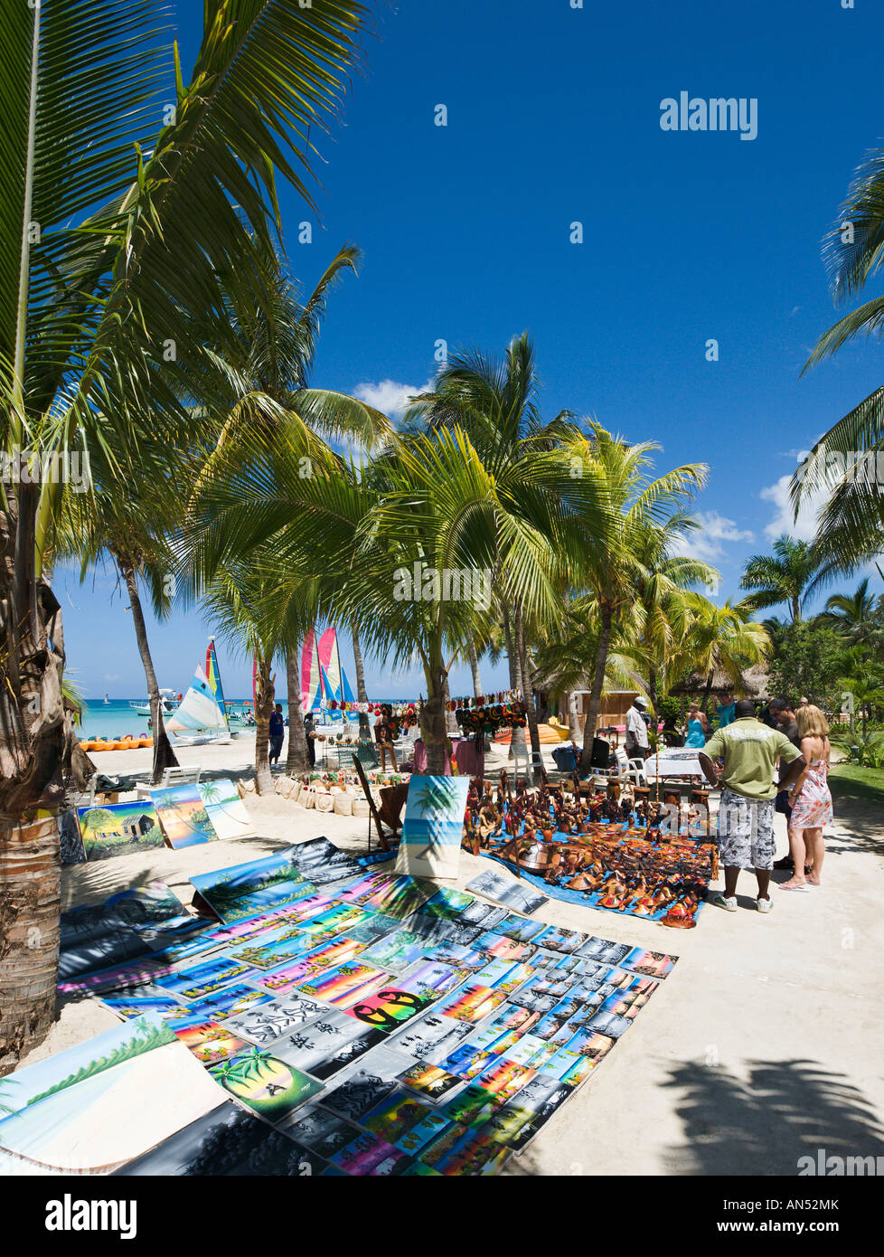 Einheimischen verkaufen Gemälde und Schnitzereien im Couples Swept Away Resort, Seven Mile Beach, Long Bay, Negril, Jamaika, Karibik Stockfoto