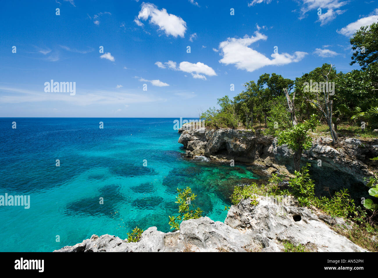 Typische Klippen am Westende, Negril, Jamaika, Karibik, West Indies Stockfoto