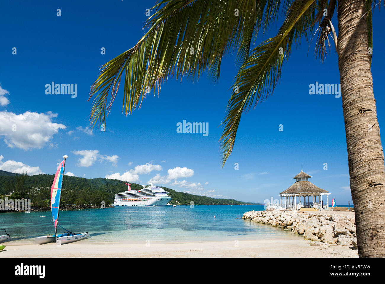 Kreuzfahrtschiff Carnival Valor in Ocho Rios Bucht vom Strand außerhalb "Sunset Jamaica Grande" Hotel, Ocho Rios, Jamaika-Karibik Stockfoto
