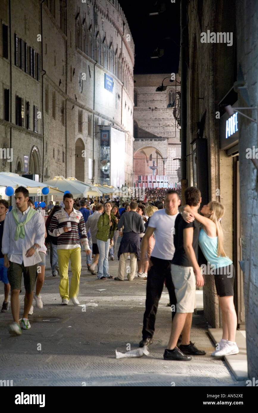 paar küssen im Corso Vannucci perugia Stockfoto
