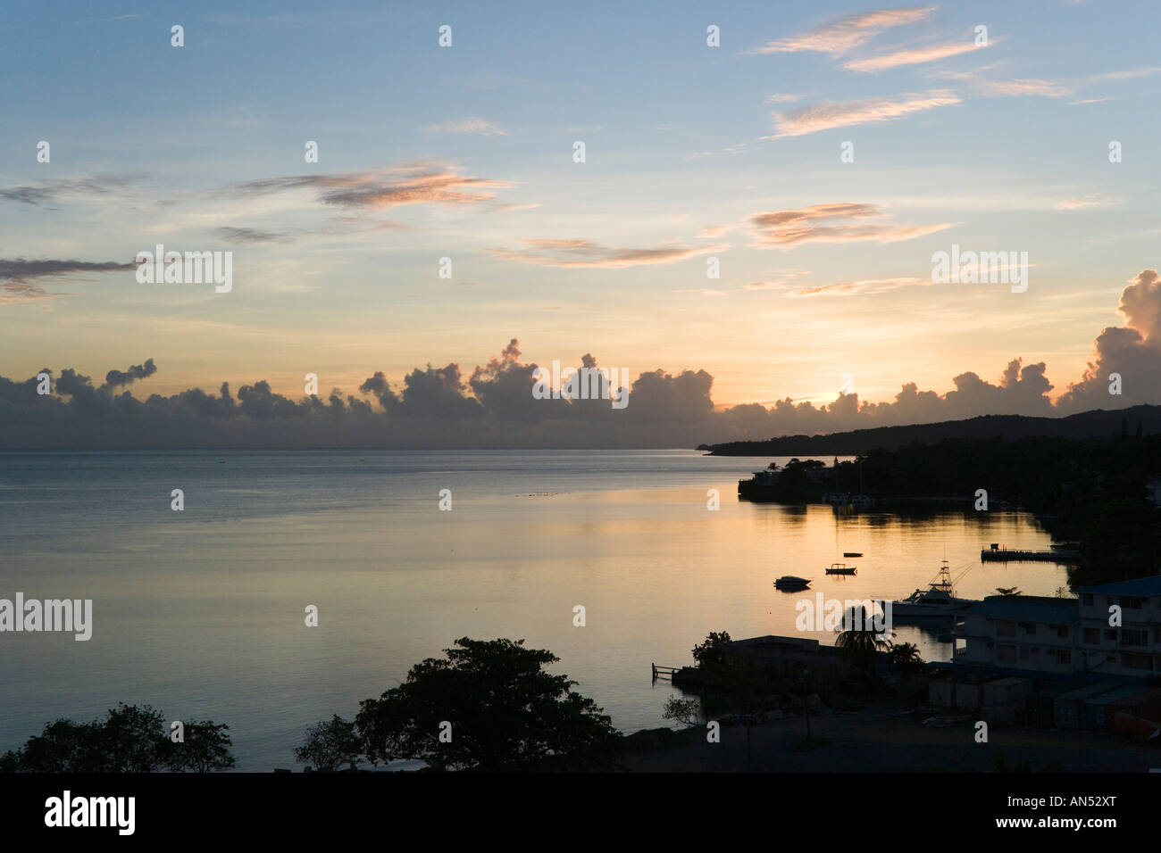 Blick vom "Sunset Jamaica Grande" bei Sonnenaufgang, Ocho Rios Bay, Ocho Rios, Jamaika, Karibik, West Indies Stockfoto