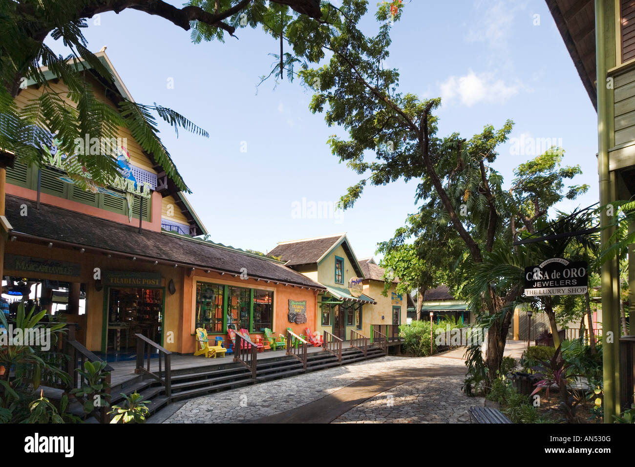 Geschäfte und Restaurants in Island Village Shopping Complex, Ocho Rios, Jamaika, Karibik, West Indies Stockfoto