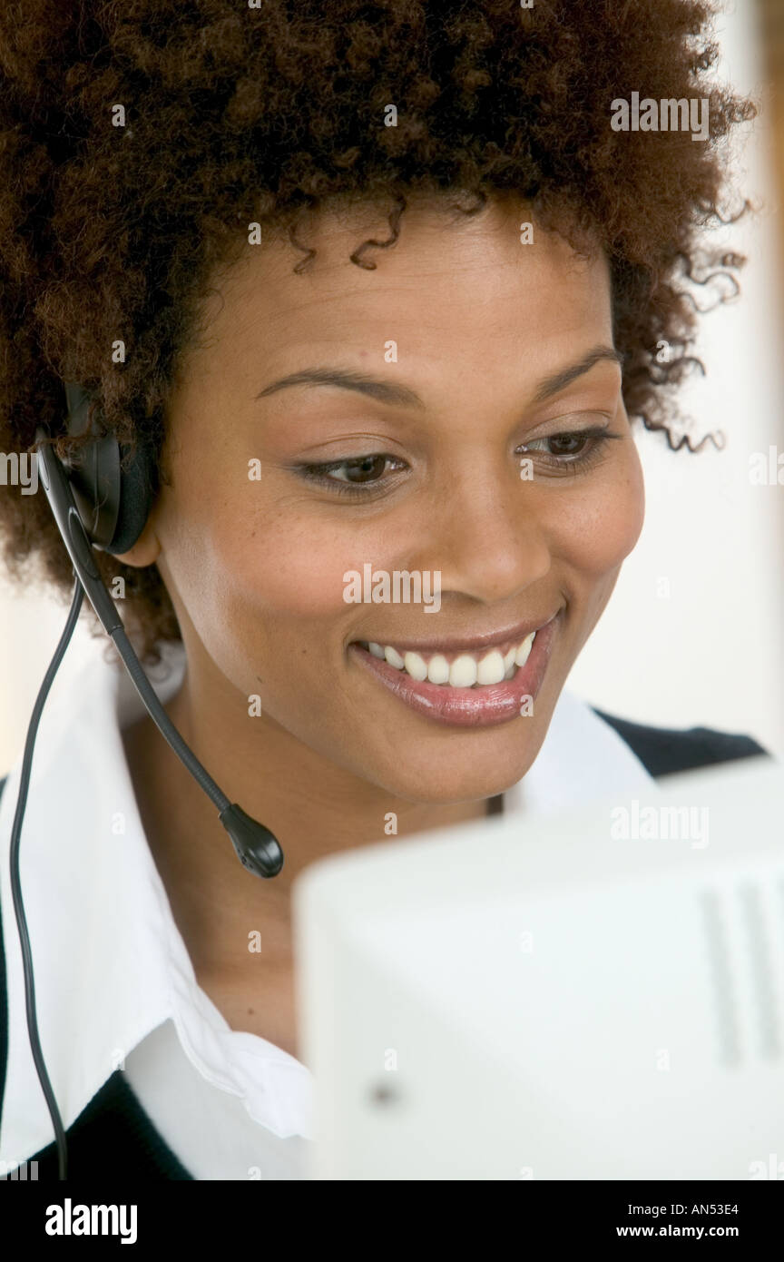 Frau trägt Telefon Kopfhörer Stockfoto