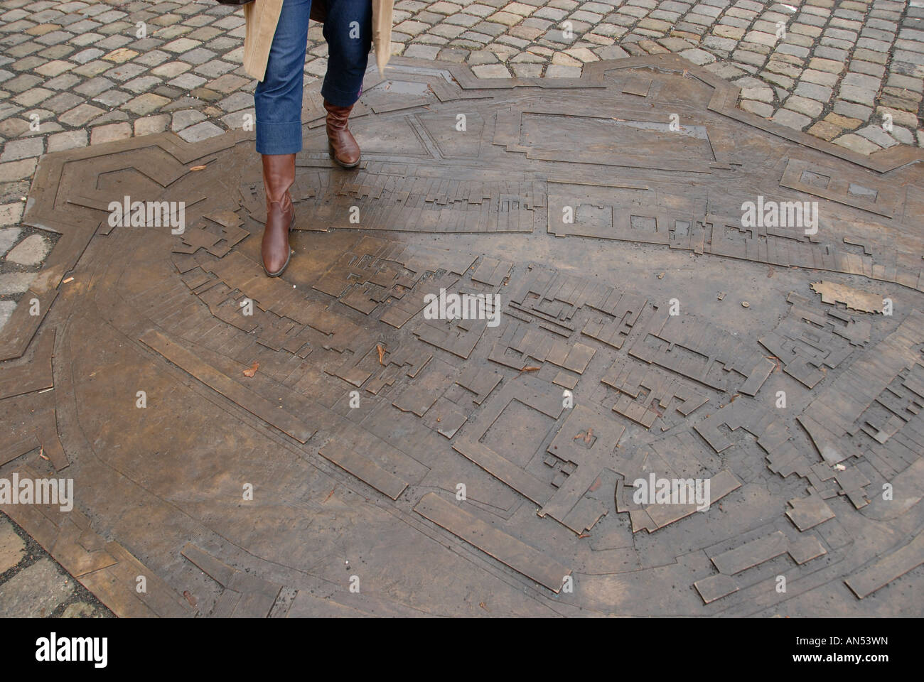 Eine Frau, die weichen über einen geschnitzten Stadtplan in der Stadt Hradec Králové in der Region Hradec Králové Böhmen Tschechien Stockfoto