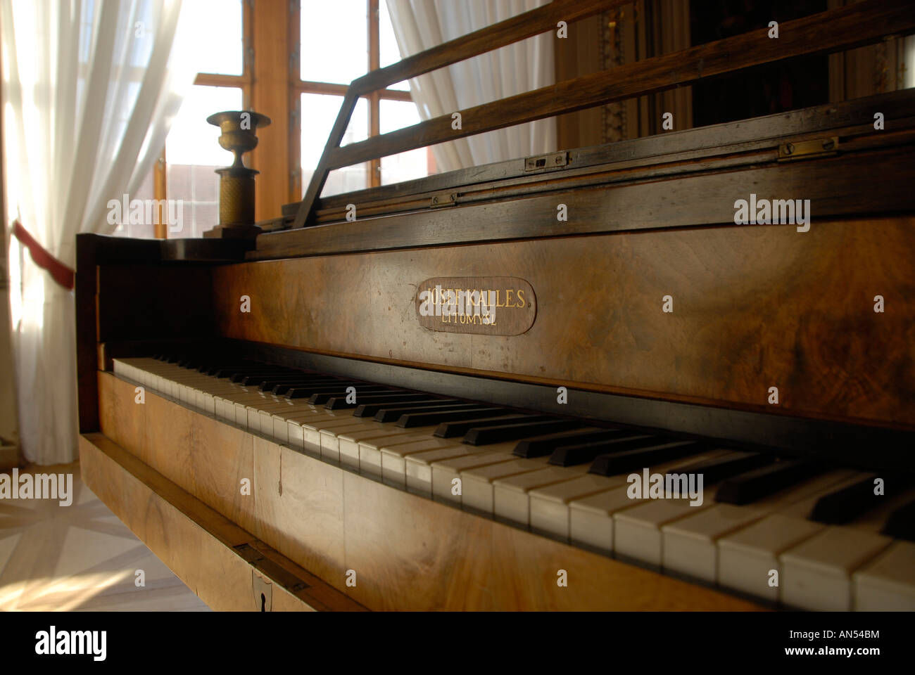 Ein altes Klavier mit dem Namen Josef Kalles in der Region Litomysl Chateau Pardubice, Tschechische Republik Stockfoto