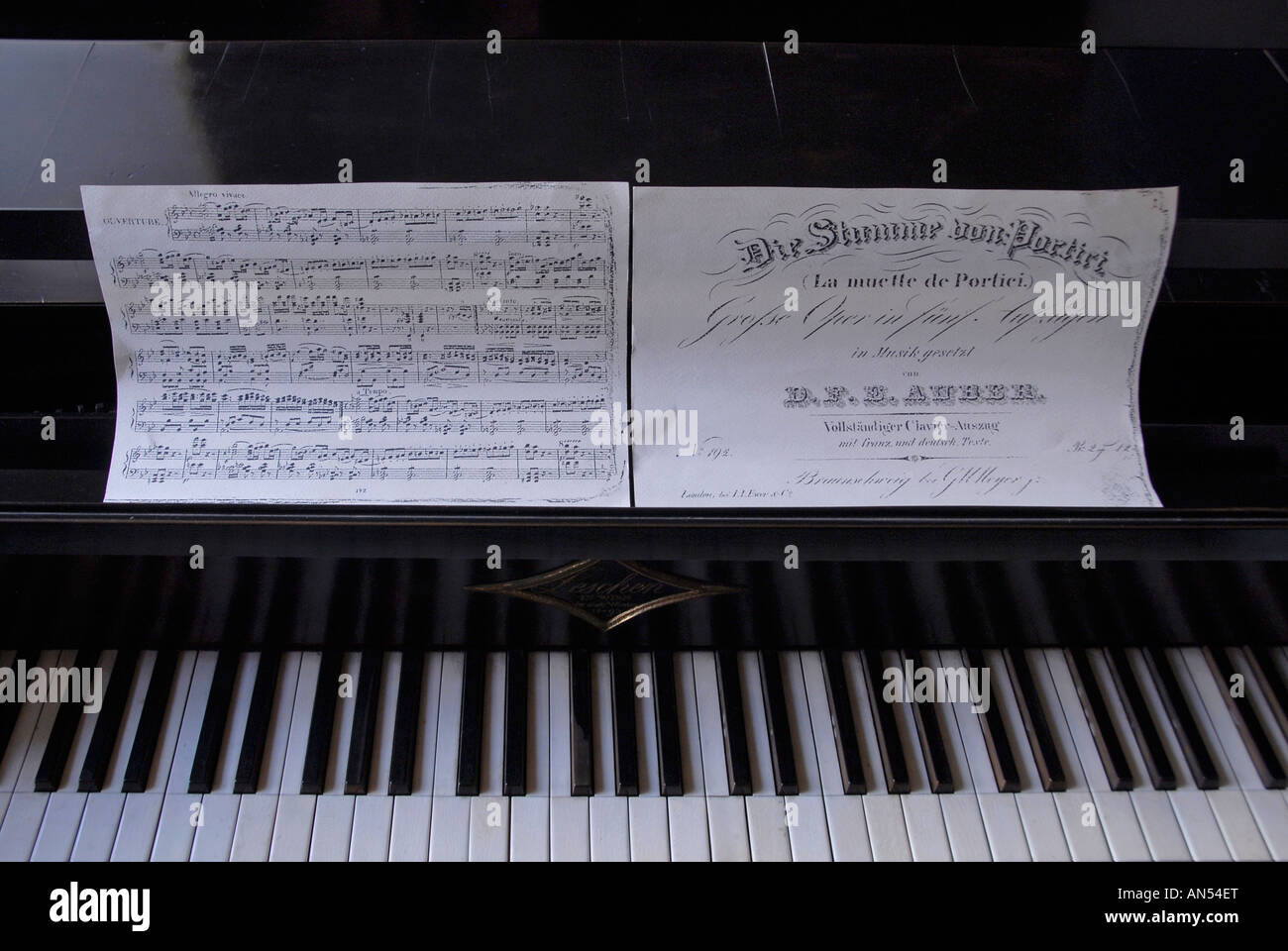 Vintage Klaviertasten mit schriftlichen Musiknote Manuskript Stockfoto