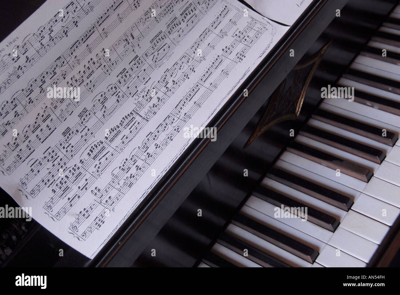 Vintage Klaviertasten mit schriftlichen Musiknote Manuskript Stockfoto