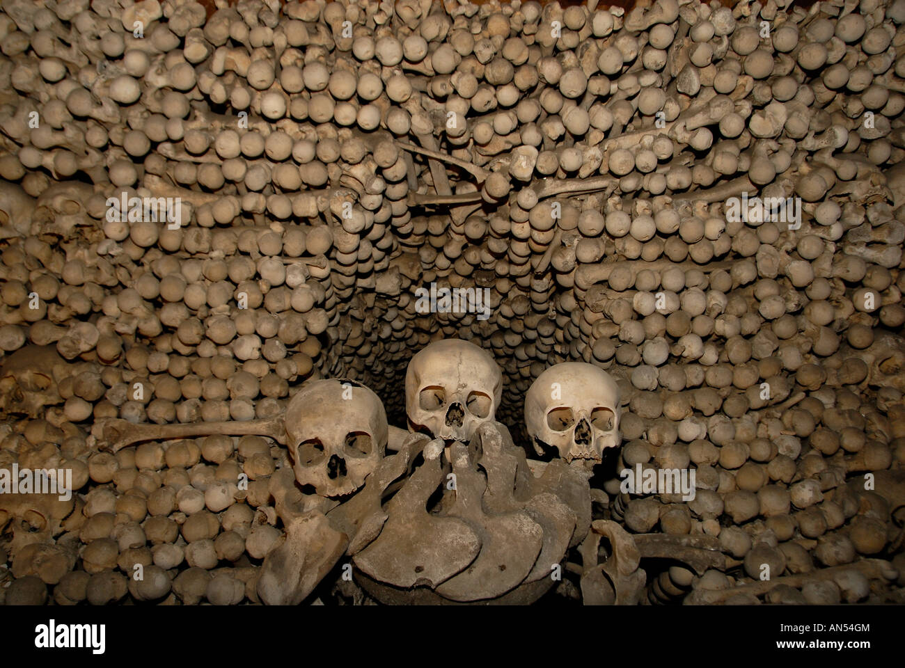 Haufen von menschlichen Knochen und Schädel in der kleinen römisch-katholischen Sedlec Beinhaus Knochenkapelle in Sedlec Vorort von Kutna Hora-Tschechische Republik Stockfoto