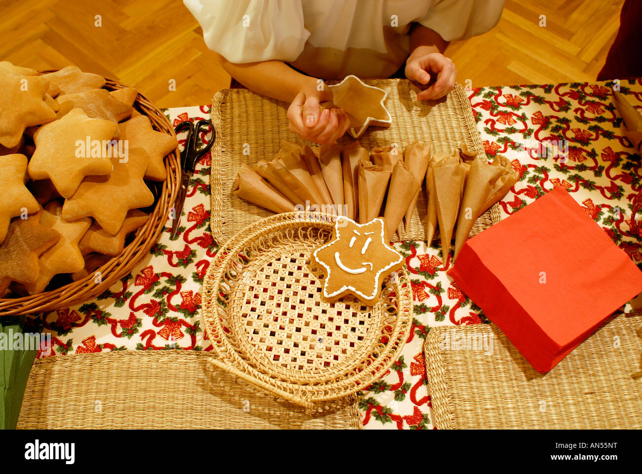 Traditionelle gewürzte Kekse mit komplizierten handgefertigten Glasur und verschiedenen Formen für Weihnachten, die in der Tschechischen republik als Perníčky anerkannt sind Stockfoto