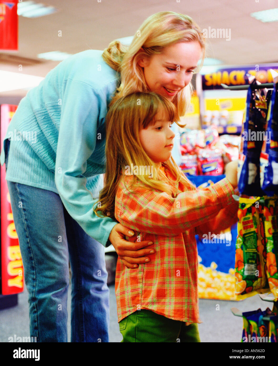 Mutter und Tochter Süßigkeiten zu kaufen Stockfoto