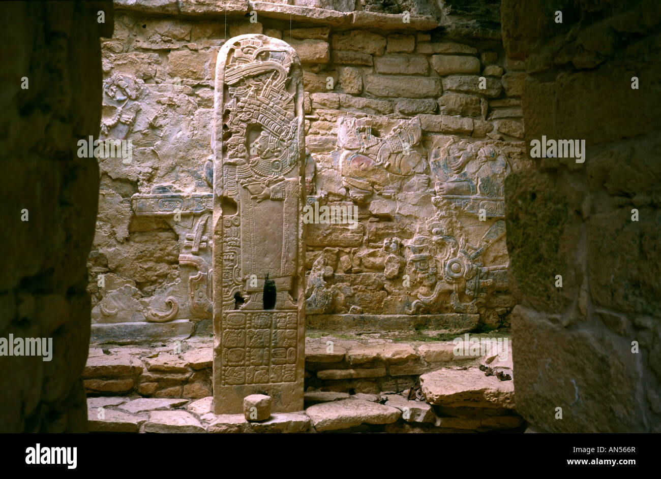 Stele in Yaxchilan, eine alte Maya-Stadt an der mexikanischen Grenze zu Guatemala. Stockfoto