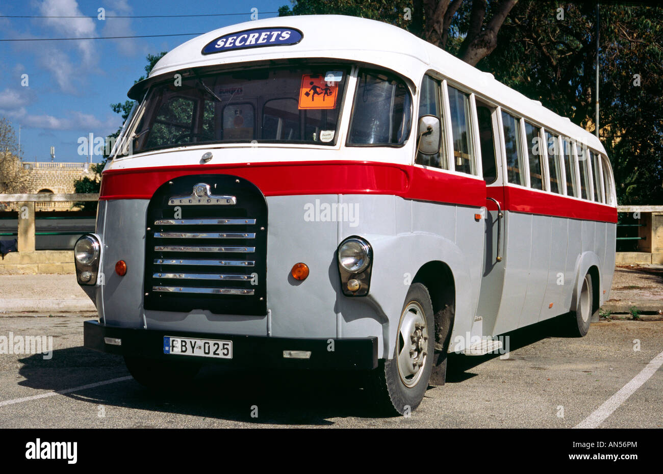 9. Oktober 2007 - alte Bedford School Bus am Busbahnhof in Victoria auf der maltesischen Insel Gozo. Stockfoto