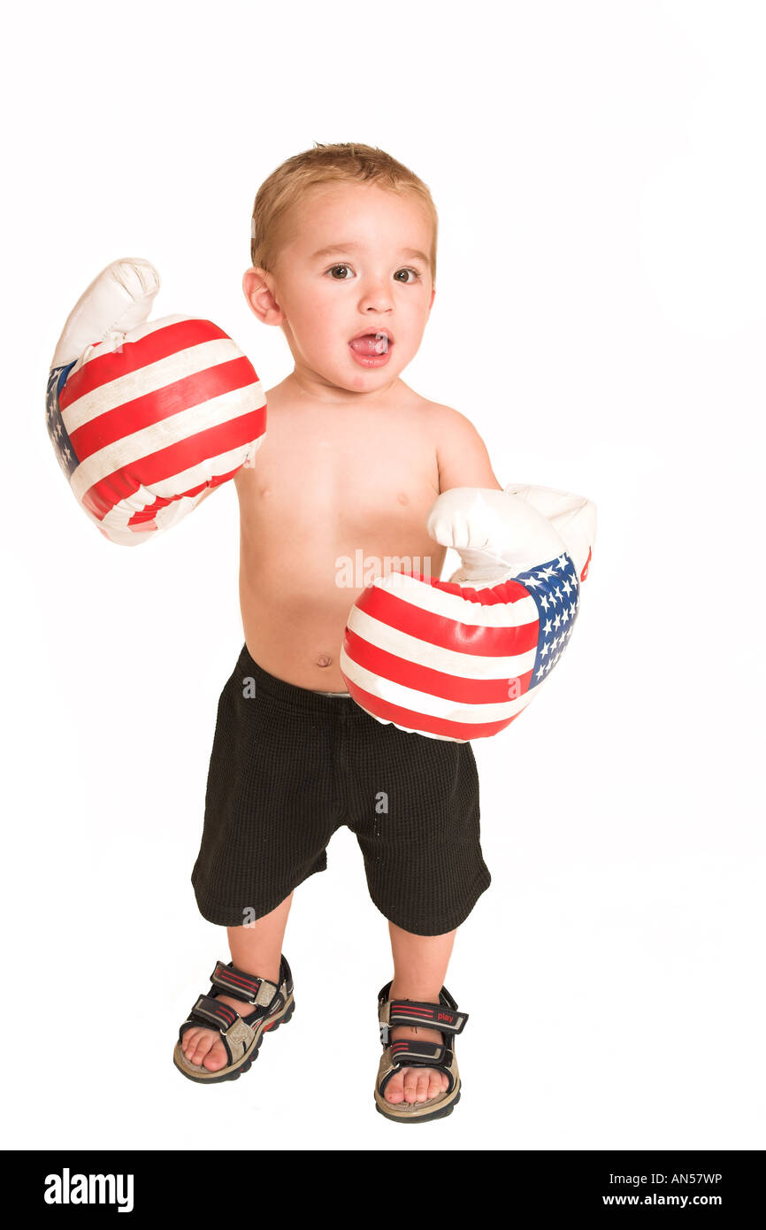 Todler stehen mit großen Boxhandschuhe Stockfoto