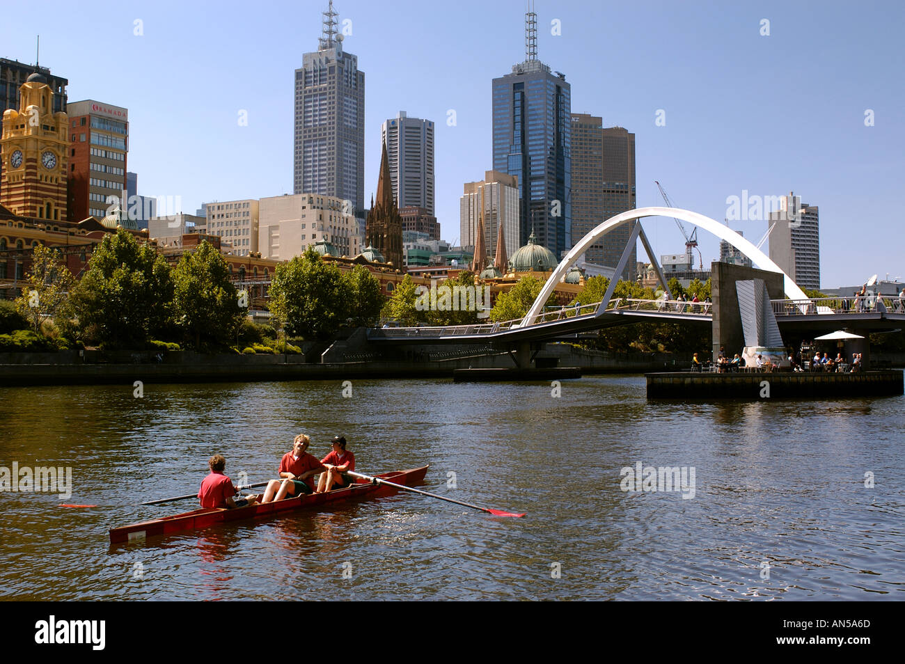 Rudern im Zentrum von Melbourne an der Yarra River Australien 2005 Stockfoto