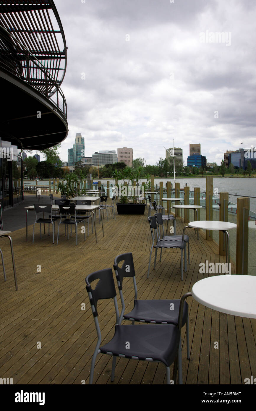 Ein Blick auf Melbourne CBD von einem Cafe im Albert Park Lake. Stockfoto