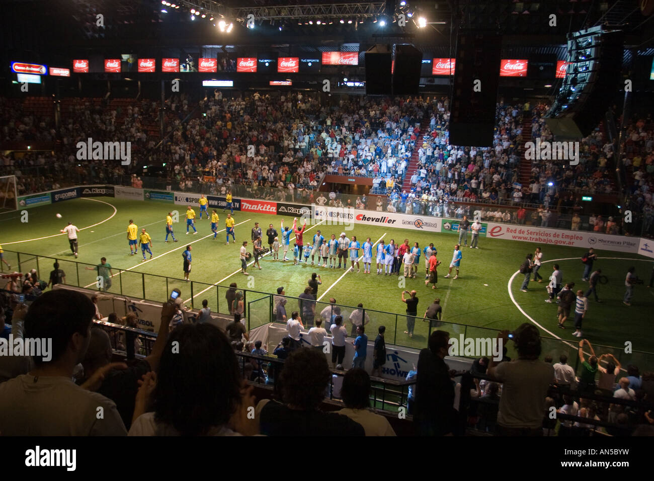 Showbol Spiel indoor-Fußball Fußball zwischen Argentinien und Brasilien im Luna Park Stadion. Maradona und weitere Legenden gespielt Stockfoto