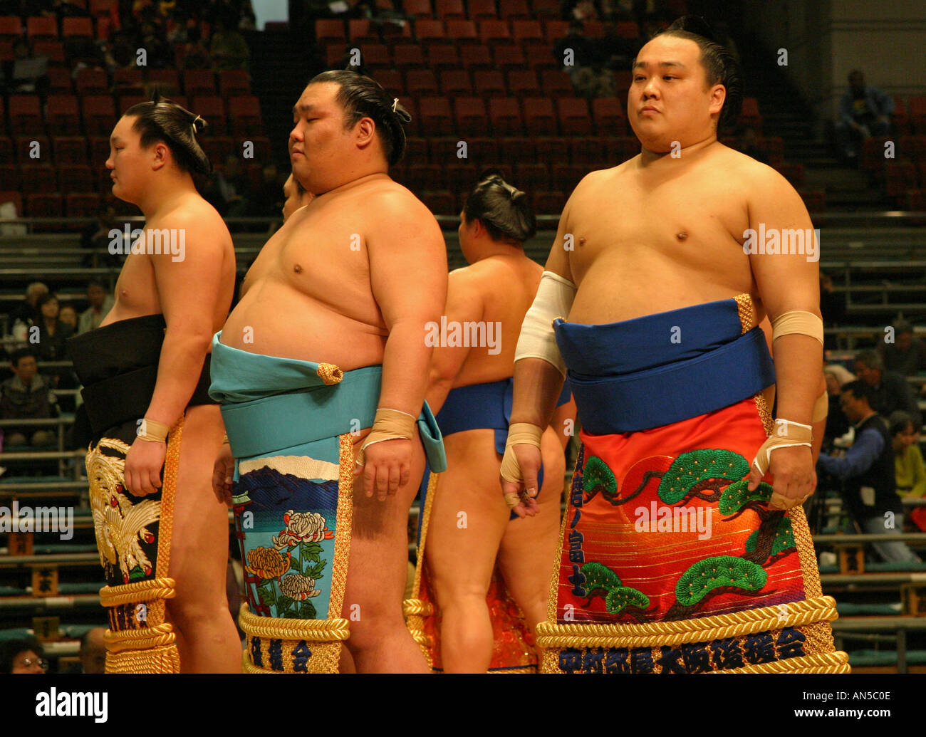 Sumo-Ringer in feierlichen stabile Kleid besuchen die Pre-Kampf-Zeremonie auf der Frühjahrstagung des Sumo-Turnier in Osaka Japan asiatischen Sportart Stockfoto
