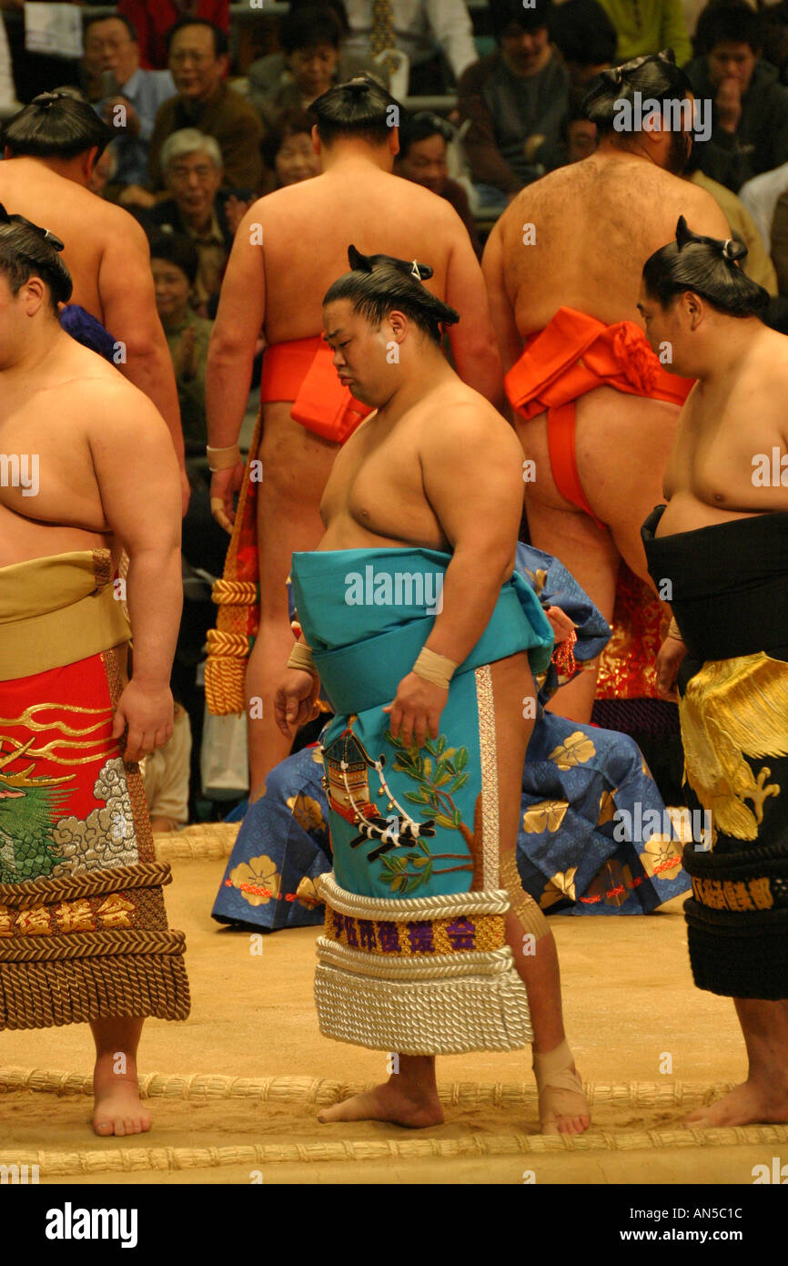 Sumo-Ringer in bunten seidenes Gewand Kostüme vervollständigen eine Pre Kampf rituelle Zeremonie an der Osaka-Frühling-Sumo-Turnier, Japan Stockfoto