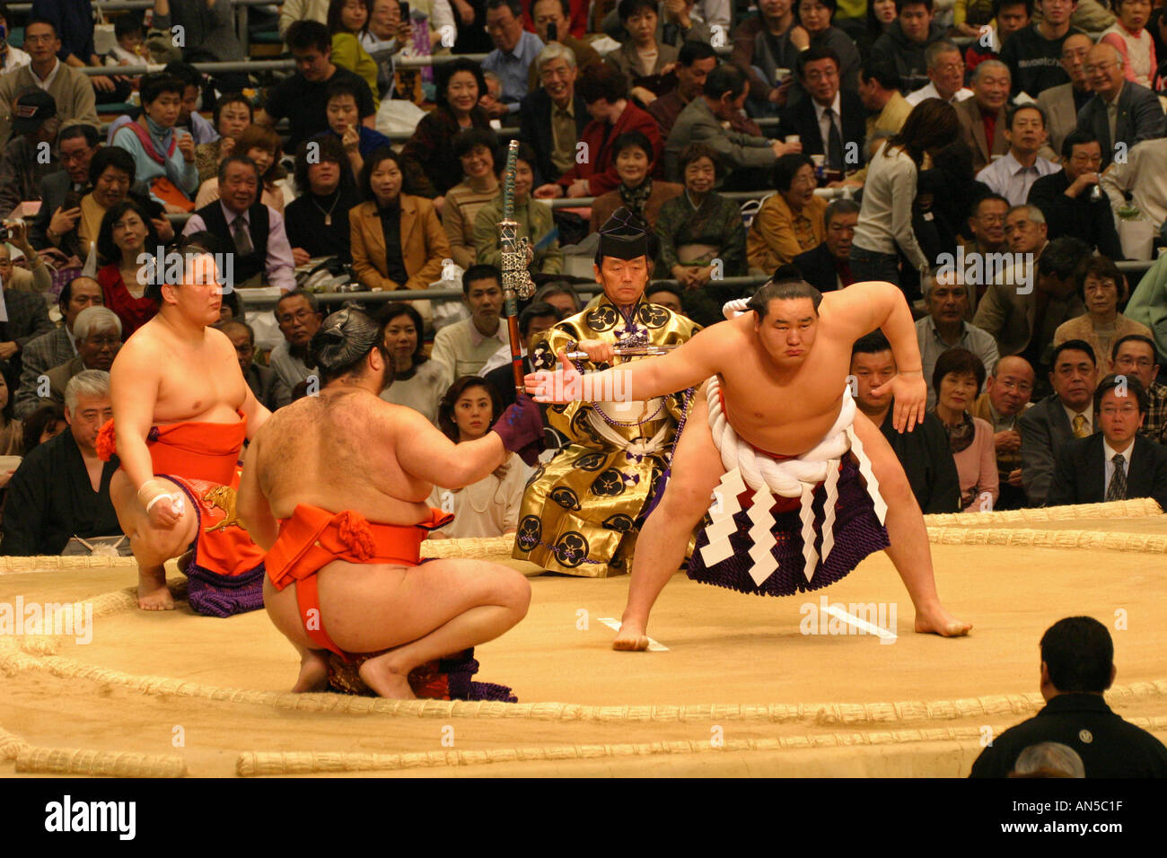 Sumo-Ringer warten für die Pre-Kampf-Zeremonie auf der Frühjahrstagung des Sumo-Turnier in Osaka Japan beenden Stockfoto