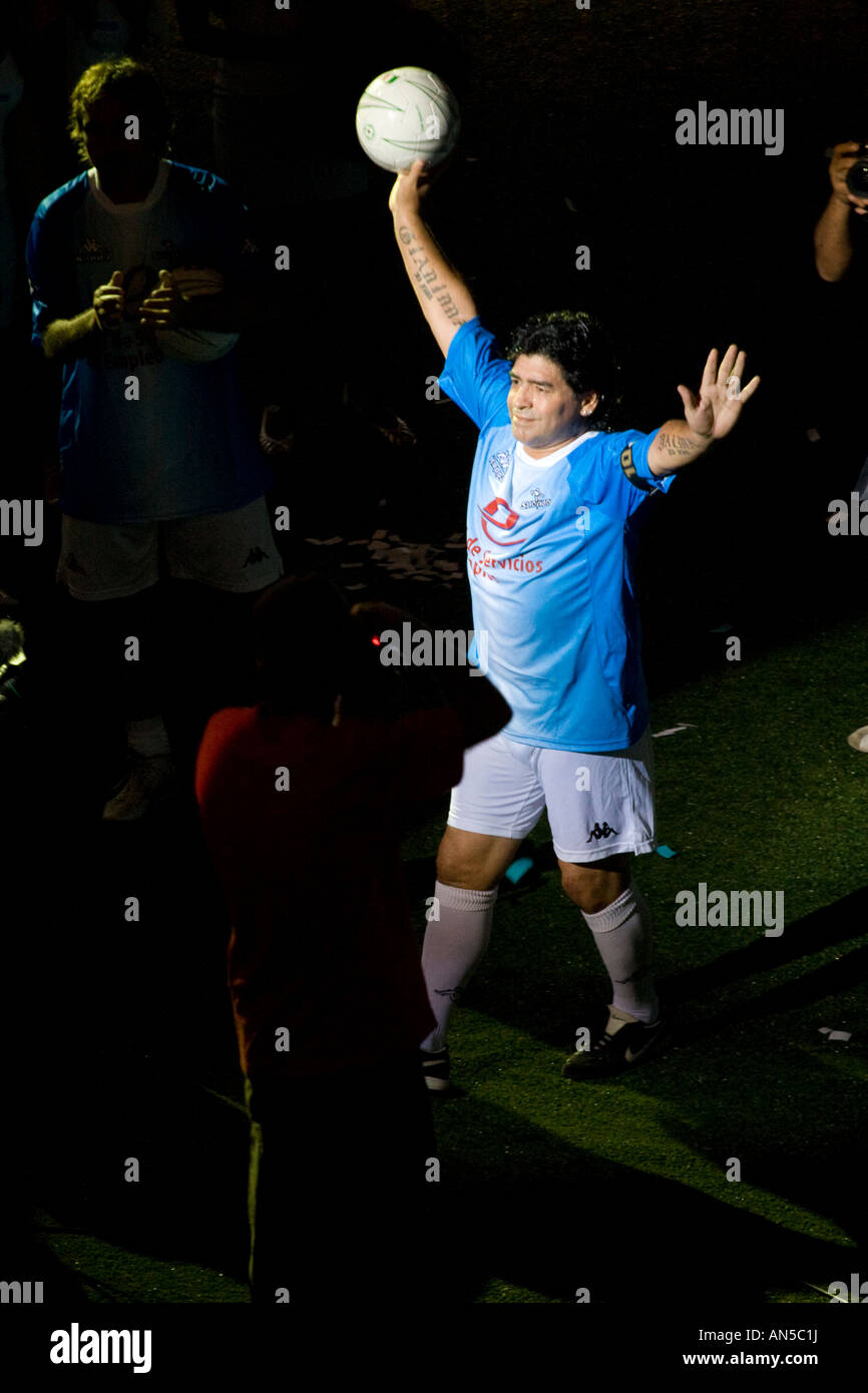 Diego Armando Maradona steigt seine Arme salutieren der Öffentlichkeit in einem indoor Showbol Match spielte gegen Brasilien Stockfoto