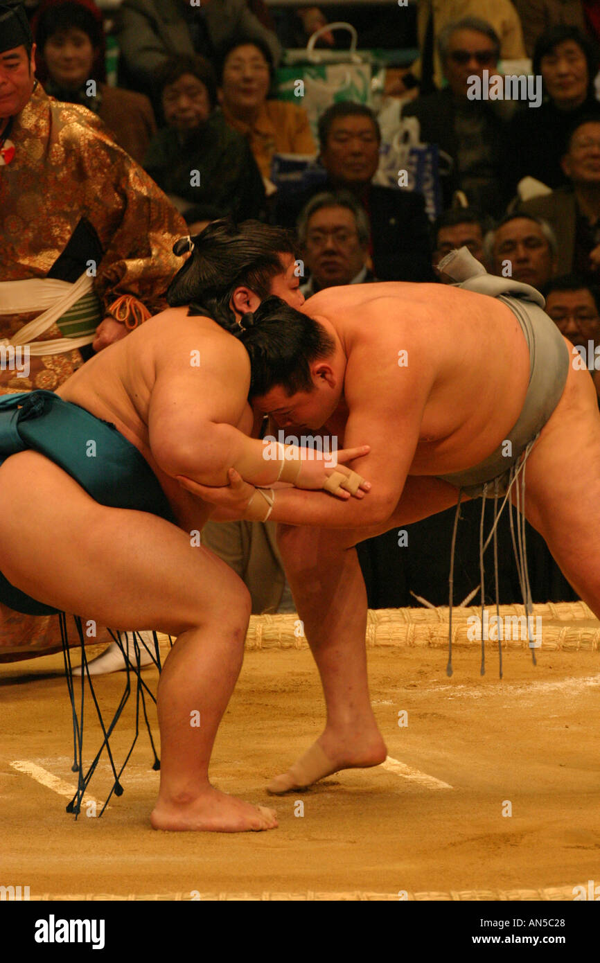 Sumo-Ringer, die Auseinandersetzung in einer traditionellen typische Pose auf das Frühjahr Sumo Basho-Turnier in Osaka Kansai Japan Asien Stockfoto