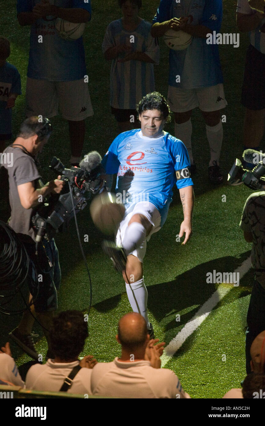 Diego Armando Maradona einen Fußball Ball für die Öffentlichkeit in einem indoor Showbol Match spielte gegen Brasilien Stockfoto