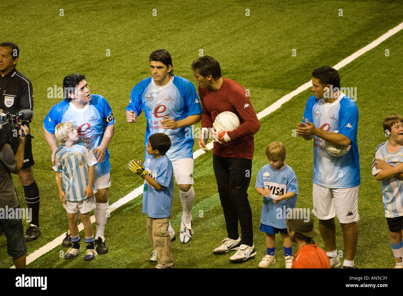 Argentinische Fußball-Legende Diego Maradona Aufmunterung sein Team in ein Showbol-match gegen Brasilien Stockfoto