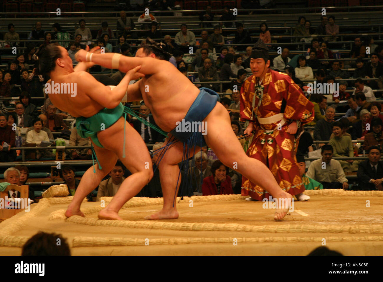 Punkt des Sieges für ein Sumo-Ringer, die seinen Gegner aus den Heiligen Ring Dyho beim Frühling Sumo-Turnier in Osaka schiebt Stockfoto